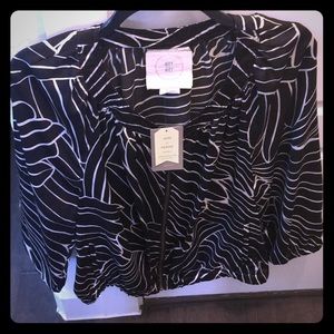 Black and white 3/4sleeve zip up blouse. NWT